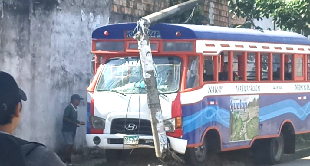 Colectivo choca contra un poste de alumbrado público Diario de