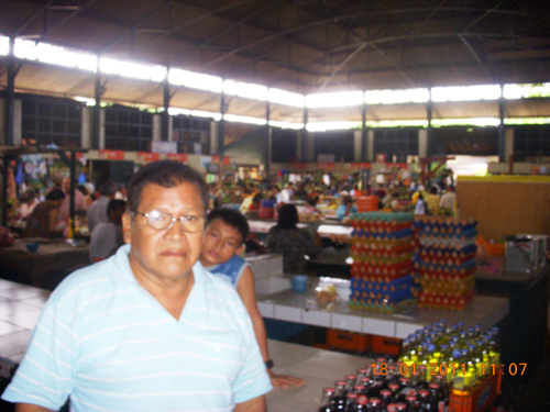 Luis Ramírez Llerena, administrador del mercado central visitó mesa por mesa comunicando la medida de limpieza programada para hoy.