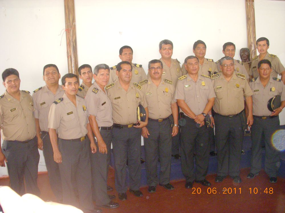 General de la policía nacional Luis Chávez Gil, rodeado del grupo de efectivos capacitados como operadores policiales en el marco del nuevo Código Procesal Penal.