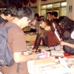 Alumnos visitan exposición de libros donados por CETA y ANR.