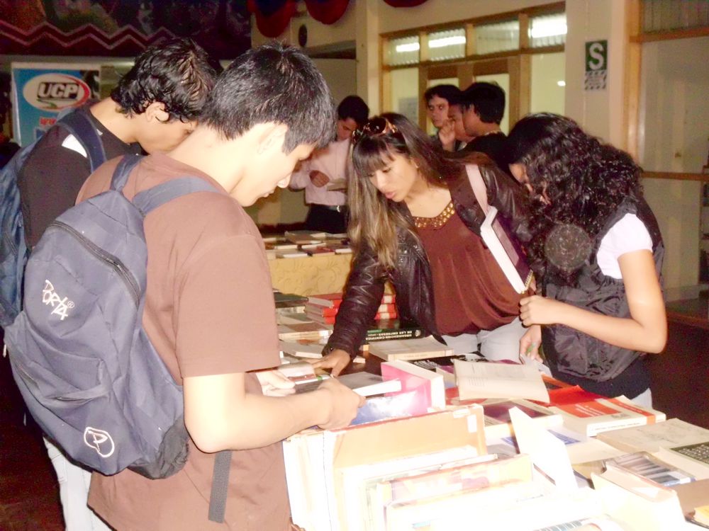 Alumnos visitan exposición de libros donados por CETA y ANR.