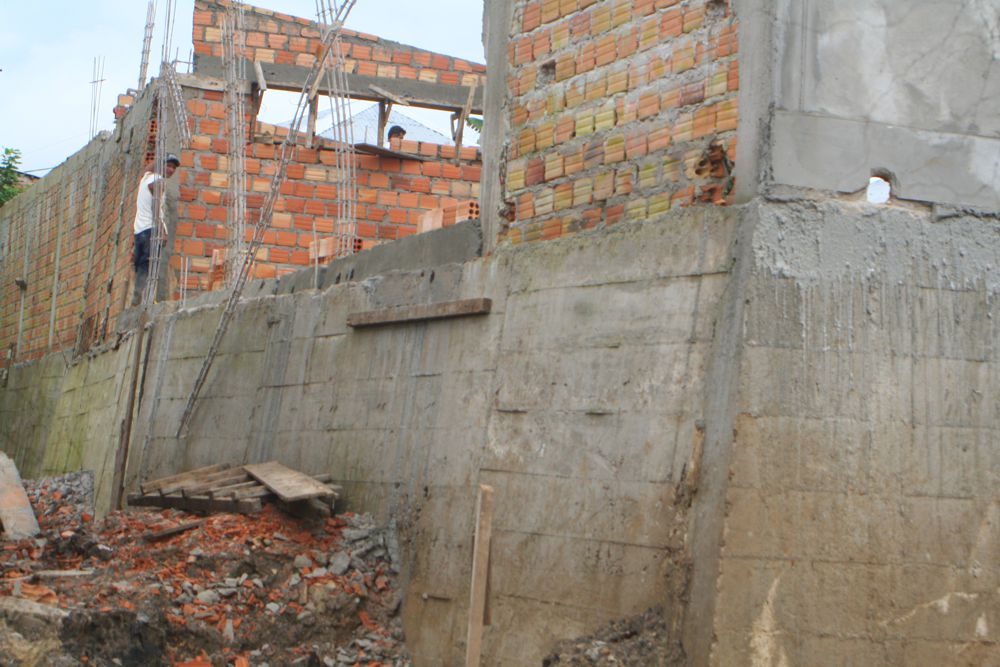 Con lágrimas en los ojos cuenta cómo tiene que pasar sus noches , sacando el agua que ingresa a su vivienda
