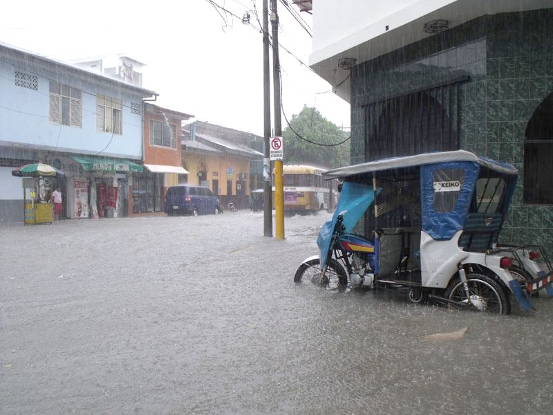 Avenida Cáceres en pocos minutos se convirtió en un río, vecinos se muestran indignados, desde el pasaje "Jorge Chávez", hasta la calle Unión con Nauta, en San Antonio.