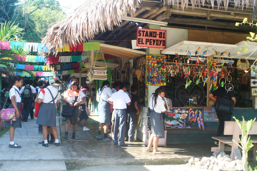 Alumnos visitan mercado artesanal