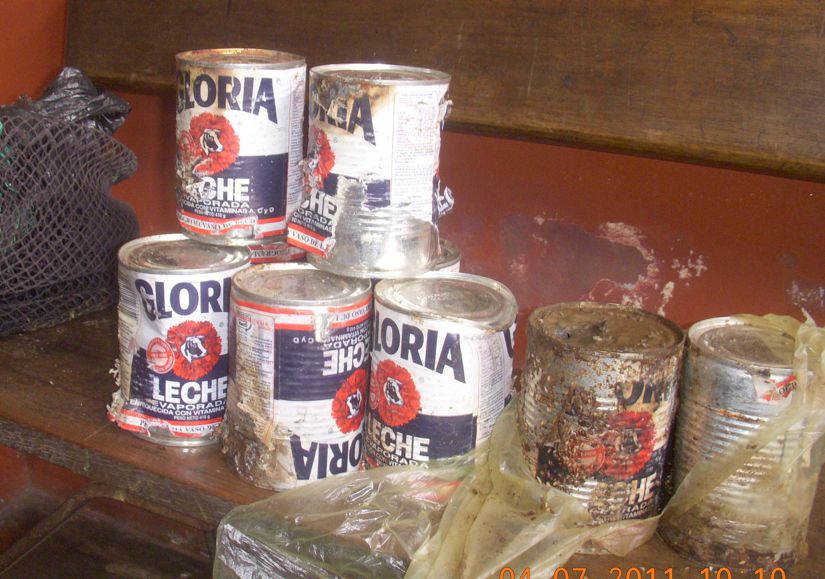 Latas de leche oxidadas fueron presentadas ante la fiscalía de turno por Amada Sánchez, de la comunidad 