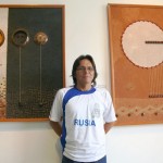 Aquí, Emilio, posando junto a los cuadros de Jorge Romero más conocido como "Llorll", joven que innova el arte