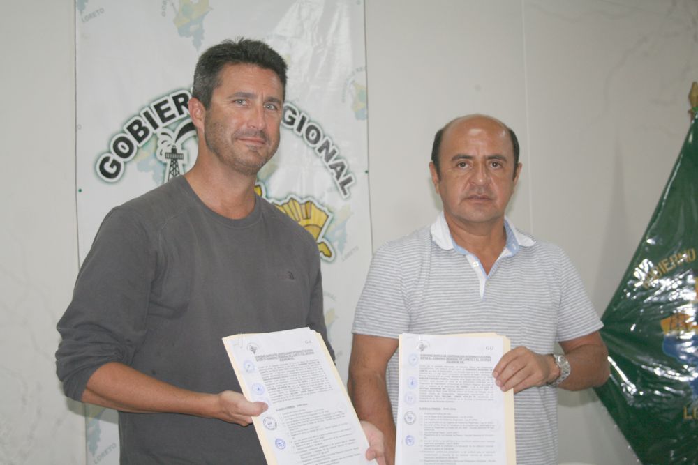 William Creed e Iván Vásquez posan con el convenio firmado