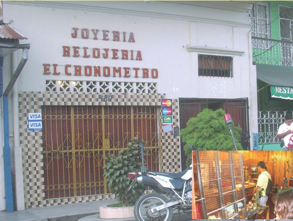 Rompieron puerta de fierro principal y luego puerta eléctrica del interior. Los facinerosos dejaron huella de la zapatilla estampada a la hora de empujar la puerta.