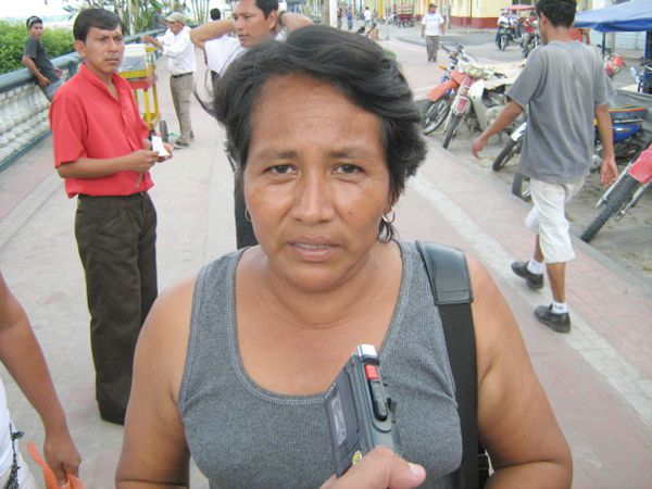 Marisol del Águila, un poco afectada de la garganta que le impedía exigir demandas como sabe hacerlo, esperó con paciencia para hablar con el presidente.