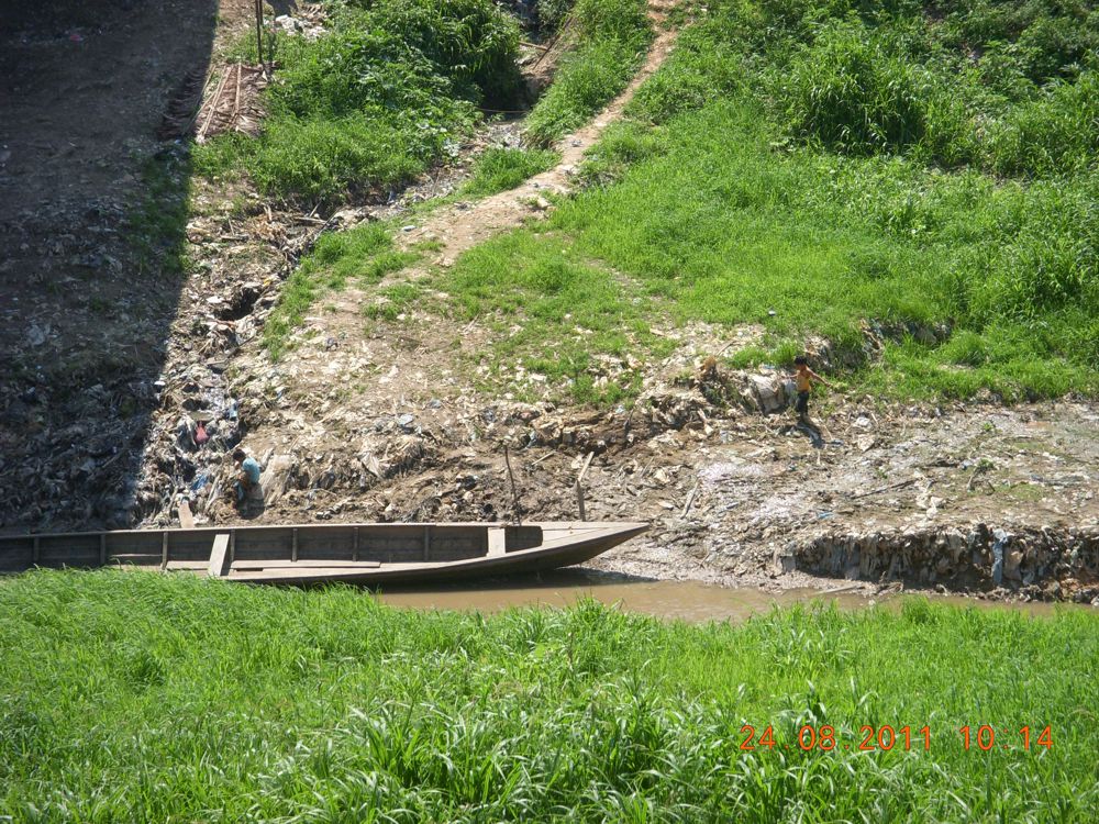 Quebrada de donde captan agua para dar el servicio en Requena, está rodeada de letrinas, dentro de poco por la zona se construirá un cementerio particular.