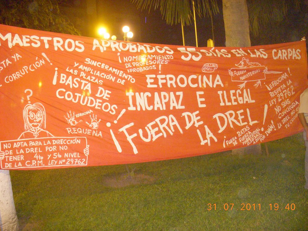 Maestros llamados de las "carpas" realizaron vigilia frente a la Iglesia Matriz ayer en la noche.