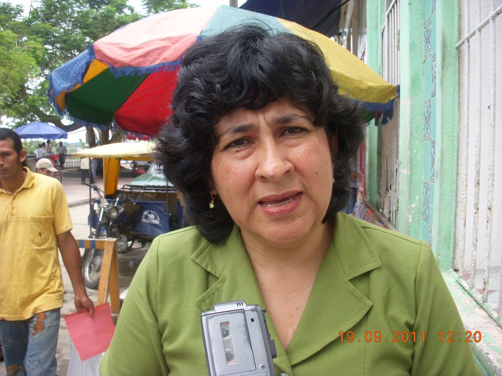 Dra. Lisbeth Castro, Defensora del Pueblo, saliendo de importante reunión.