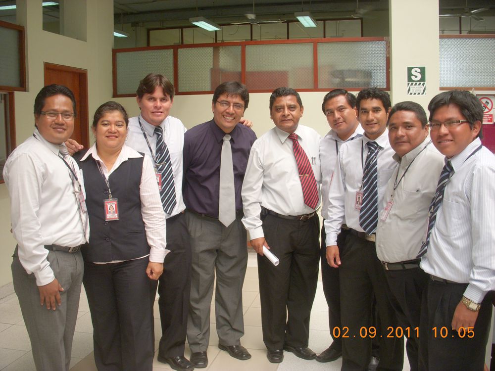 Equipo de fútbol del Poder Judicial, junto a su madrina y el presidente de la Corte Superior de Justicia de Loreto.