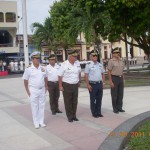 Jefes de instituciones armadas presentes en el izamiento del Pabellón Nacional, por celebrarse el día de las FF.AA.