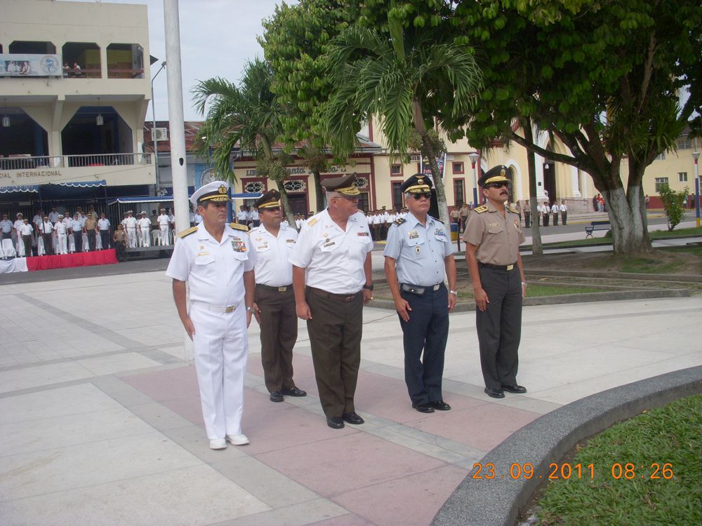 Jefes de instituciones armadas presentes en el izamiento del Pabellón Nacional, por celebrarse el día de las FF.AA.