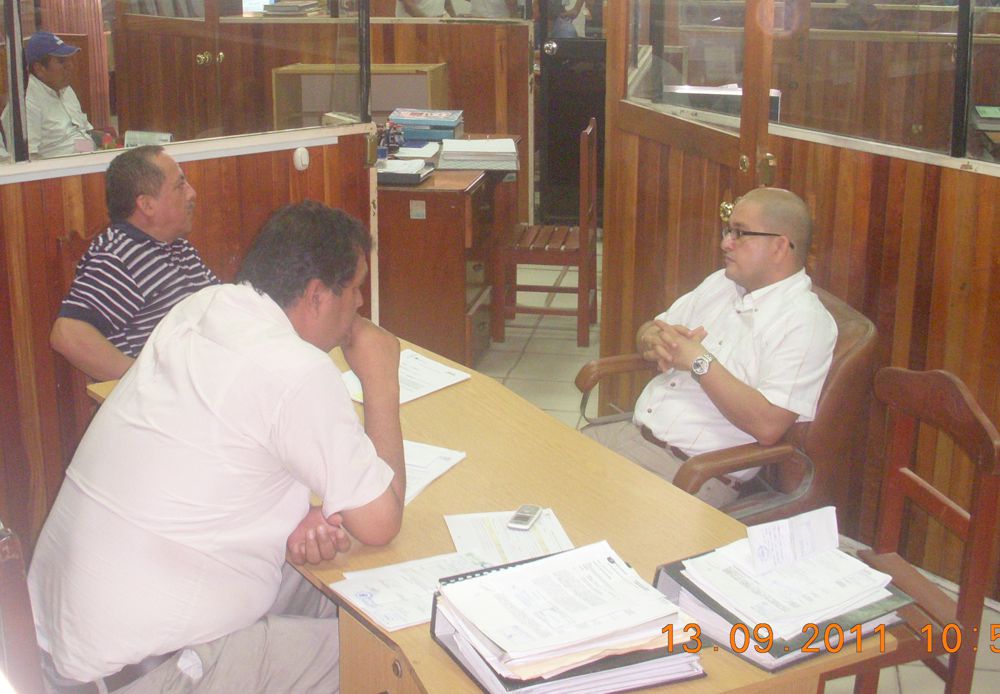Ex gerente de obras de la Municipalidad de Maynas Luis Gómez, entregó cargo a gerente de obras e infraestructura (e) Miguel Segovia.