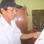 Secretario del Sutep Loreto Prof. Juvenal Fasanando, muestra documentos de la Ugel Caballo- Cocha.