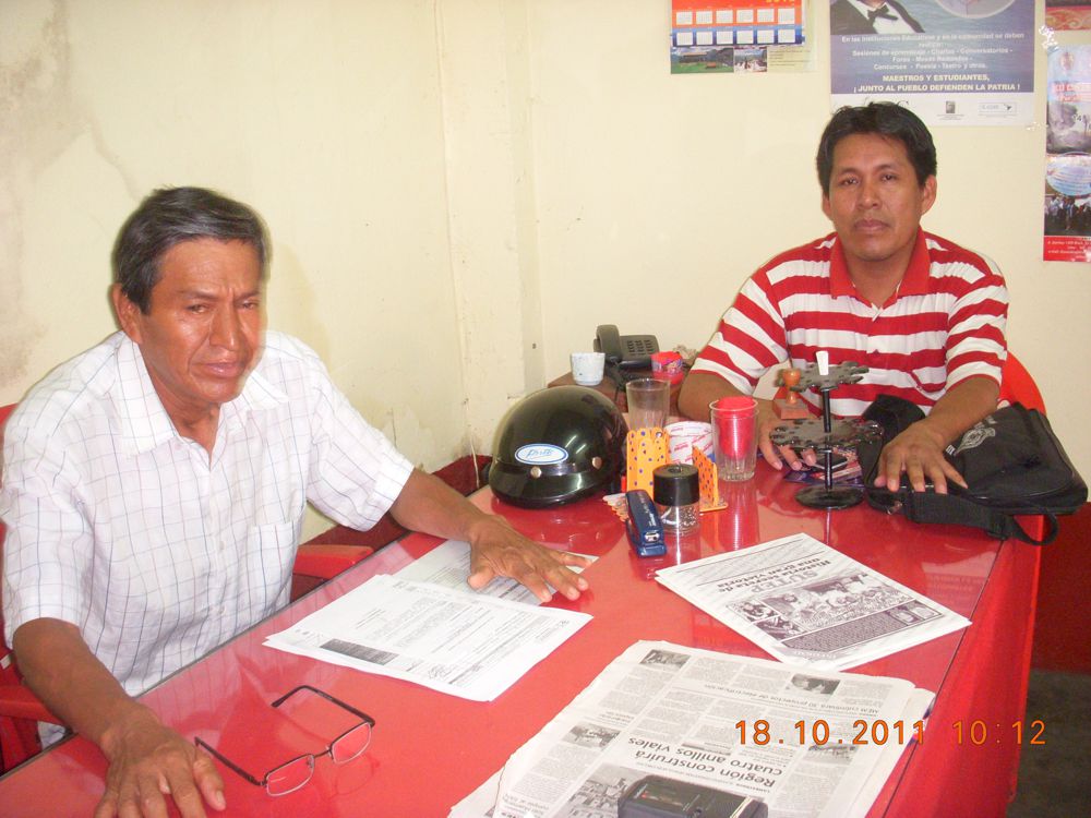 Secretario general del Sutep Loreto Prof. Juvenal Fasanando, al lado el docente Alex Ricopa.