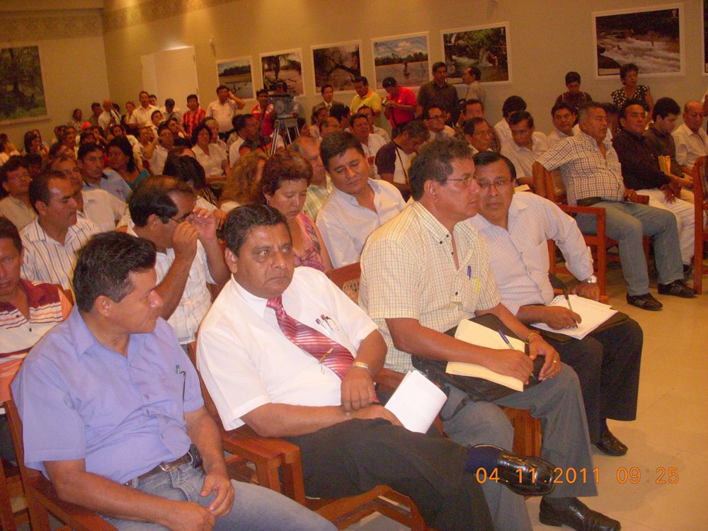 Dr. Aldo Atarama, estuvo presente en la Audiencia Pública. Obsérvese el auditorio repleto de gente.