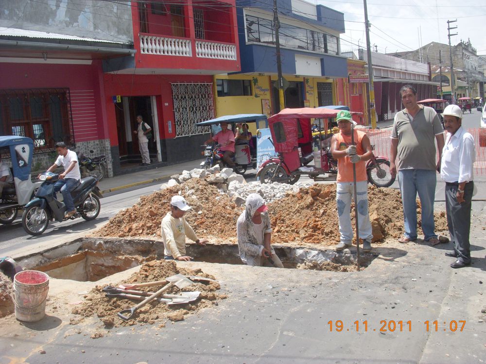 Gerente de obras e la Municipalidad Provincial de Maynas Miguel Segovia, observando arreglo de calles.