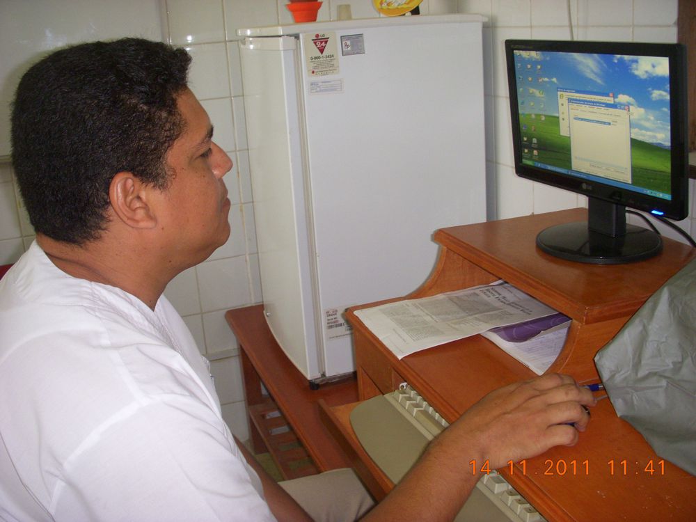Luis Navarro Mendoza, fue denunciado por trabajar y firmar como psicólogo del Hospital Regional, sin aún tener su título.
