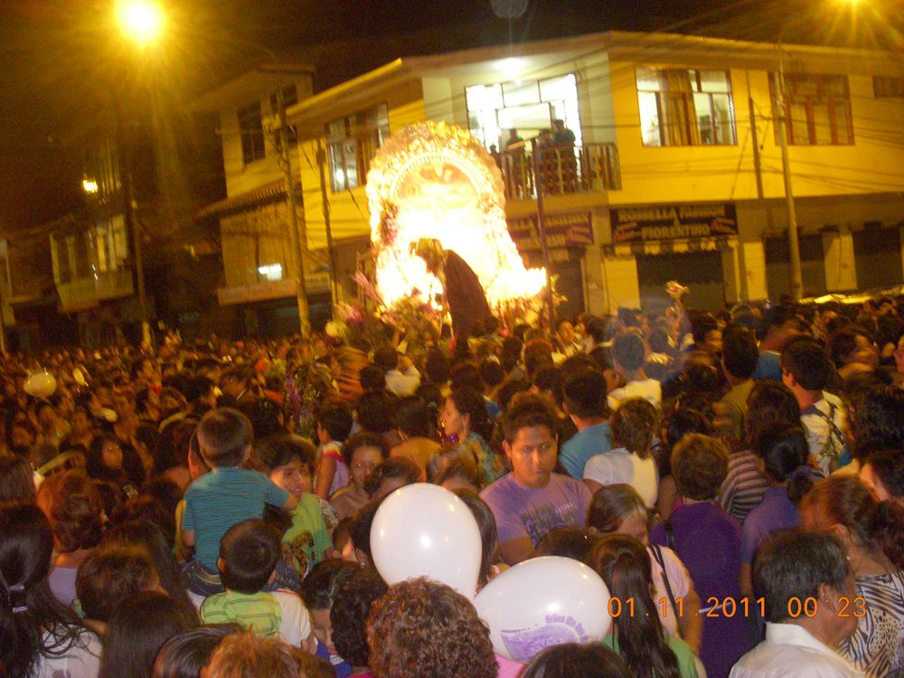 Integrante de la Hermandad del Señor de los Milagros, ubica ramos de flores en anda del Señor de los Milagros.