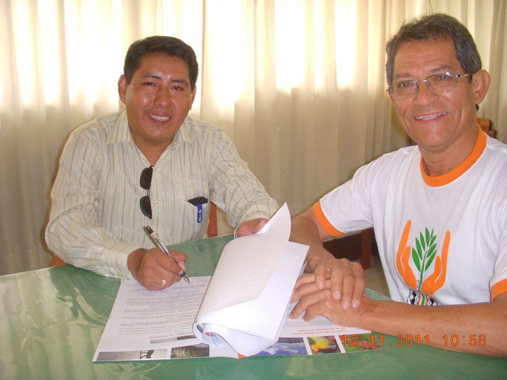 Alcalde del Napo, Manolo Piñán, firmó convenio con el IIAP.
