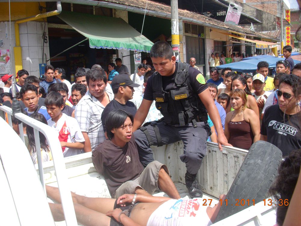 Pelea entre dos enfermos mentales llamó la atención de ciudadanos y la policía.