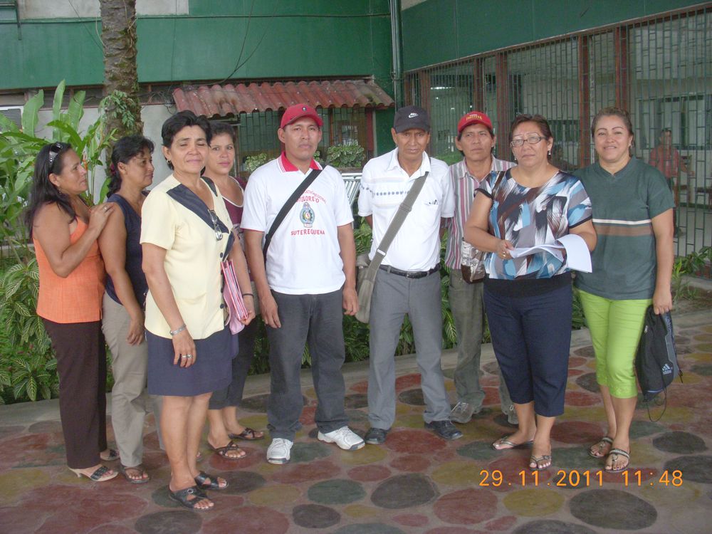 Dirigentes del Sutep siguen reuniéndose con presidente regional para solucionar problemas.