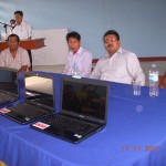 Alcalde de Trompeteros Wilson Rengifo Hualinga donó laptop a jóvenes estudiantes de programa técnico en enfermería.