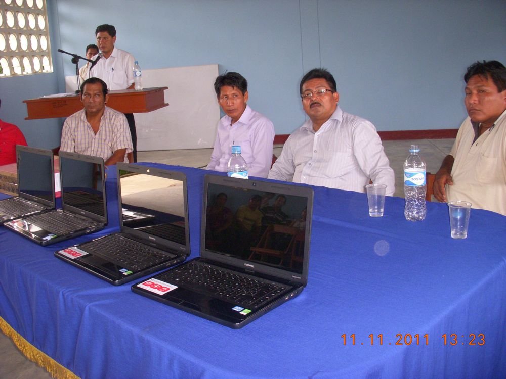 Alcalde de Trompeteros Wilson Rengifo Hualinga donó laptop a jóvenes estudiantes de programa técnico en enfermería.