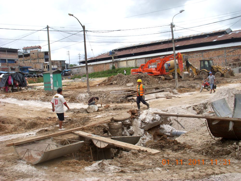 Mientras obra de alcantarillado continúa en zona del mercado Modelo, hoy paralizan labores. Exigen construcción de nuevo centro de abastos.