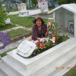 Desde el día de ayer familiares de los difuntos asistieron al Cementerio San Miguel Arcángel" a arreglar las tumbas.