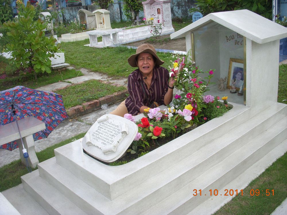 Desde el día de ayer familiares de los difuntos asistieron al Cementerio San Miguel Arcángel" a arreglar las tumbas.