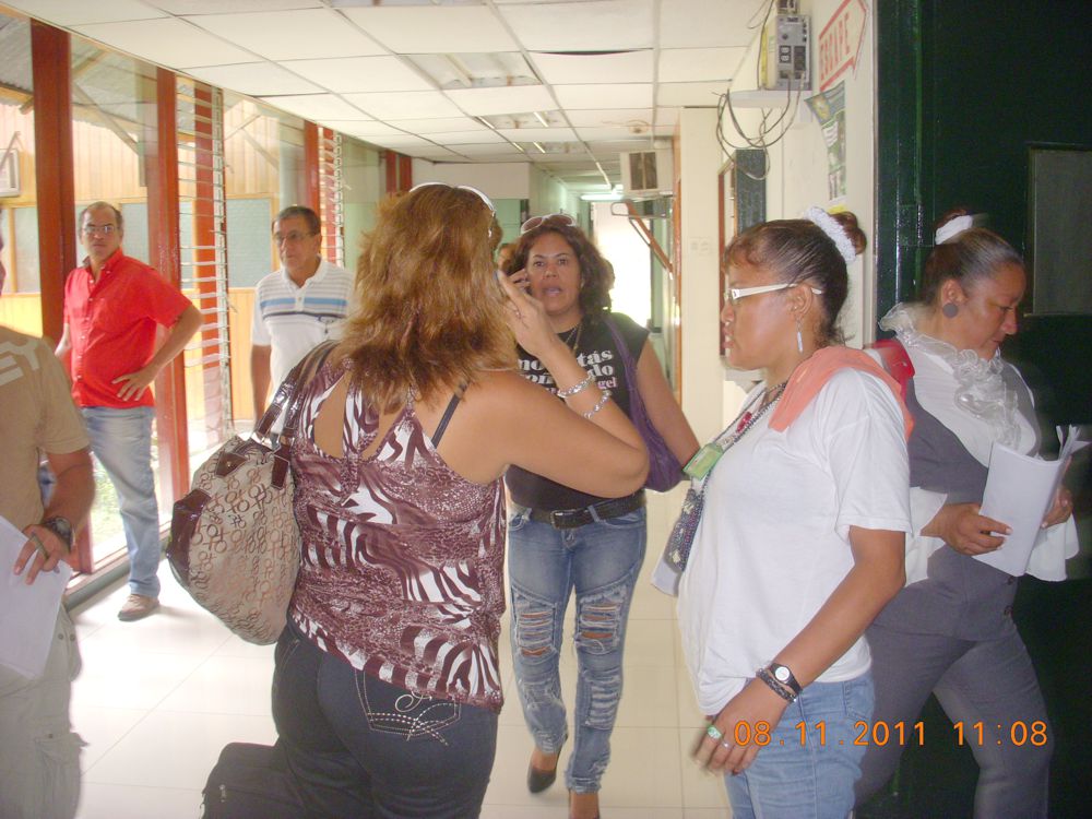 Mujeres se enfrentaron en las instalaciones del gobierno regional.