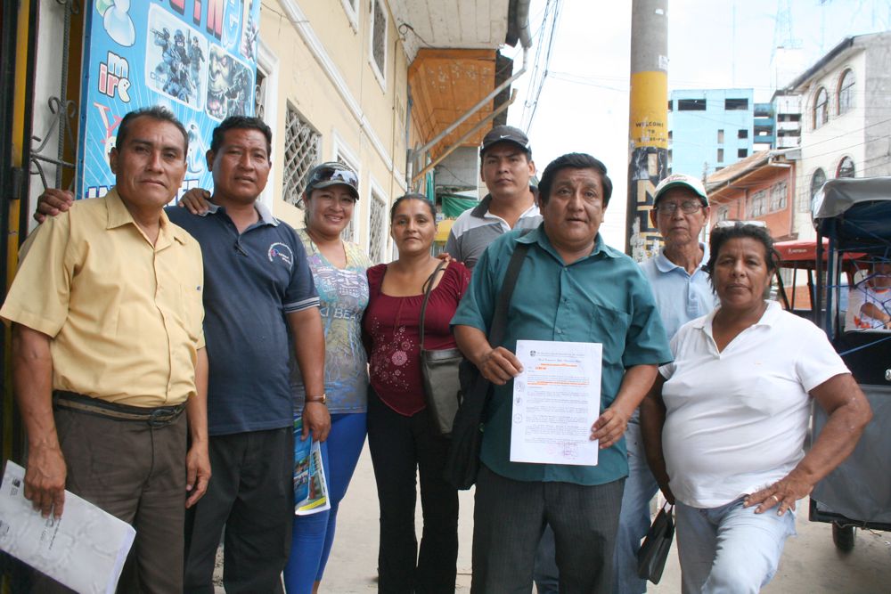 Integrantes de esta coordinadora posan junto al documento que los certifica como tal