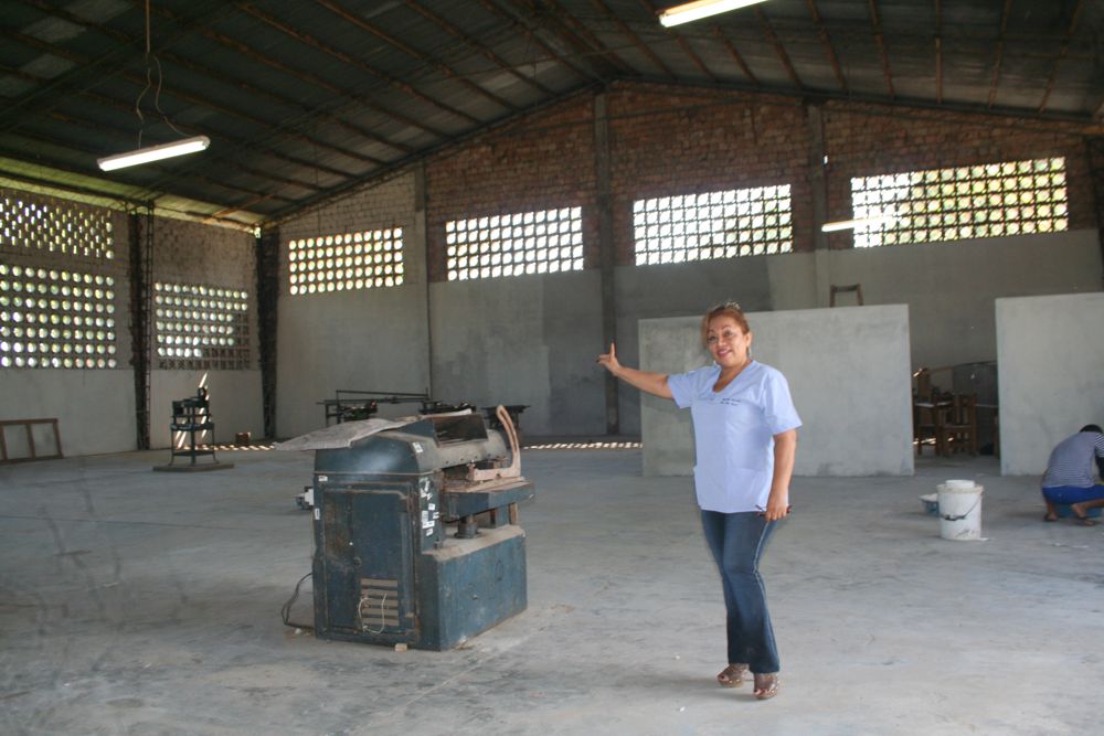 La doctora Ana María Moura, muestra el mejoramiento del taller de carpintería