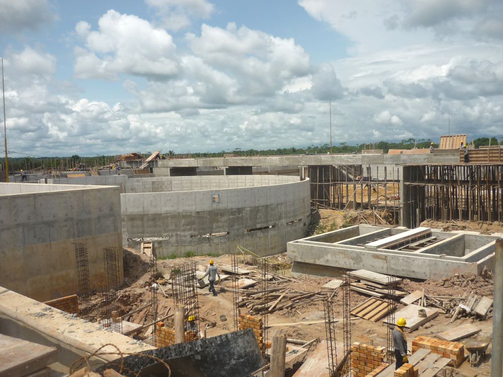 Planta de Tratamiento de Aguas Residuales, está verde como la ubérrima Amazonía.