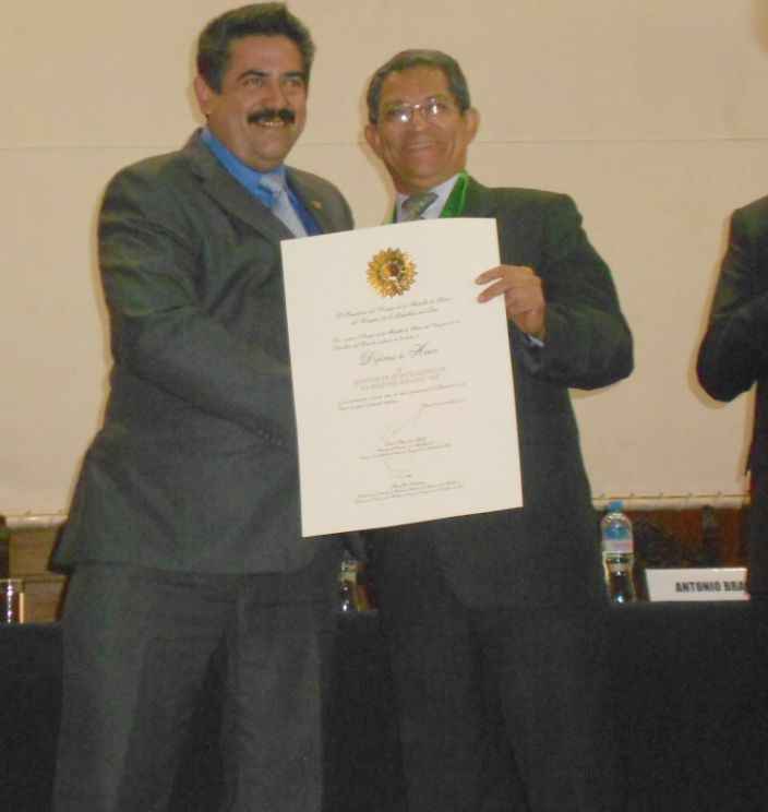 Vicepresidente del Congreso Manuel Arturo Merino De Lama, entregó reconocimiento al IIAP.