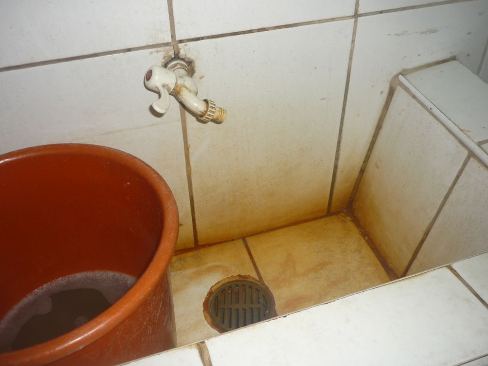 Lavador de la sala de emergencia con restos de óxido ferroso y tanques que ya deben ser renovados.