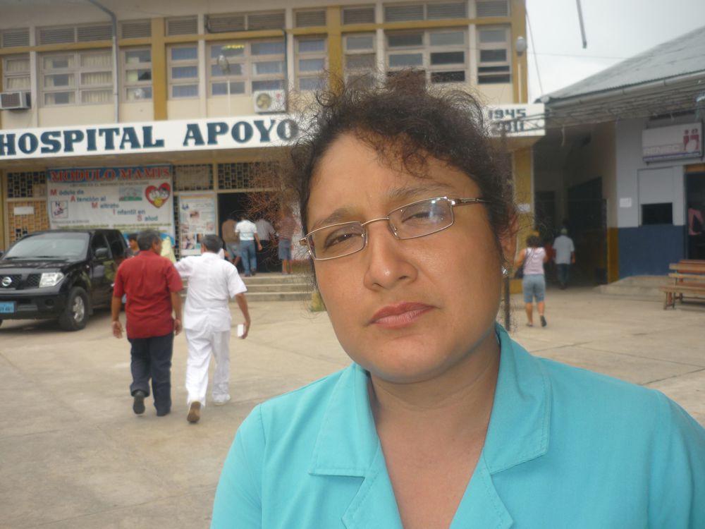 Enfermera de consultorios externos que controla ingreso de médicos del hospital Iquitos.