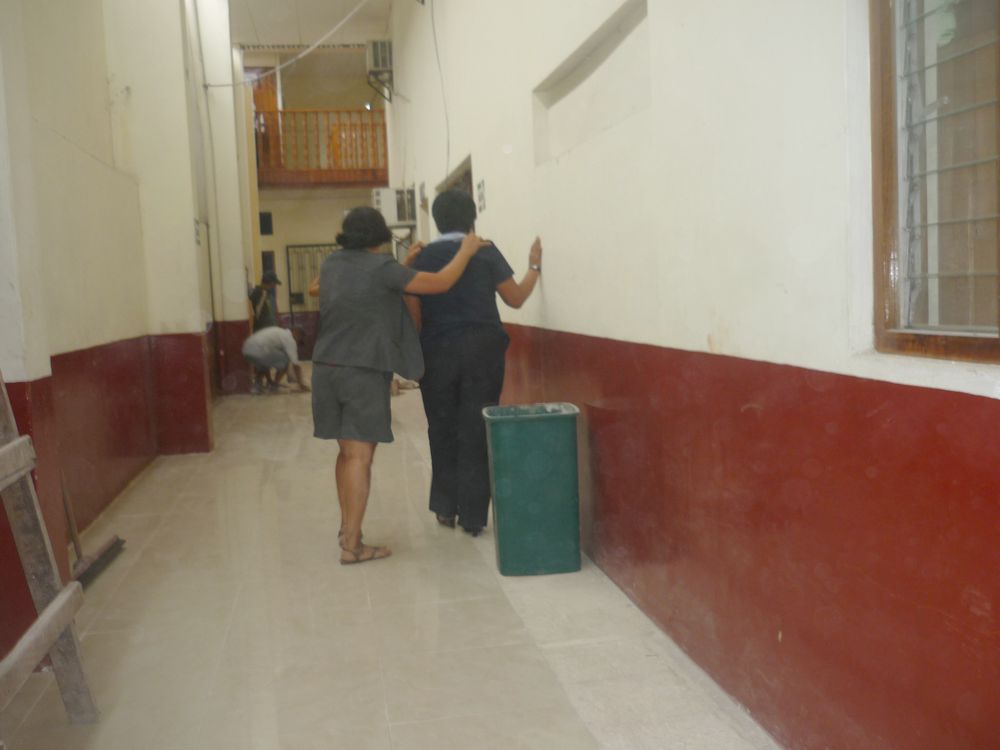 Adultos tienen que caminar apoyados de alguien, piden que luego ubiquen una alfombra antideslizante.