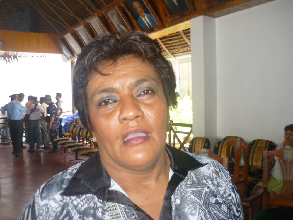 Regidora María Román, asegura que nunca ha sido empleada del alcalde. Se van de viaje al extranjero, pero no quiso decir el destino del país a visitar.