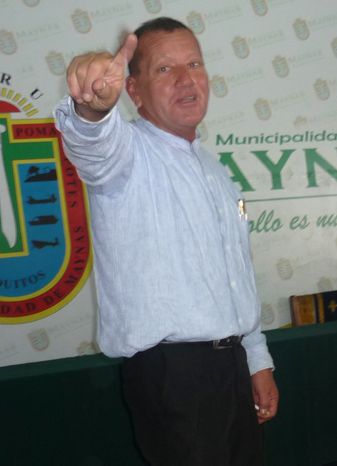 Alcalde de Maynas Charles Zevallos, dice que su salud está muy bien. Asegura que sí le preocupa su ciudad y que el año 2012 será mucho mejor.