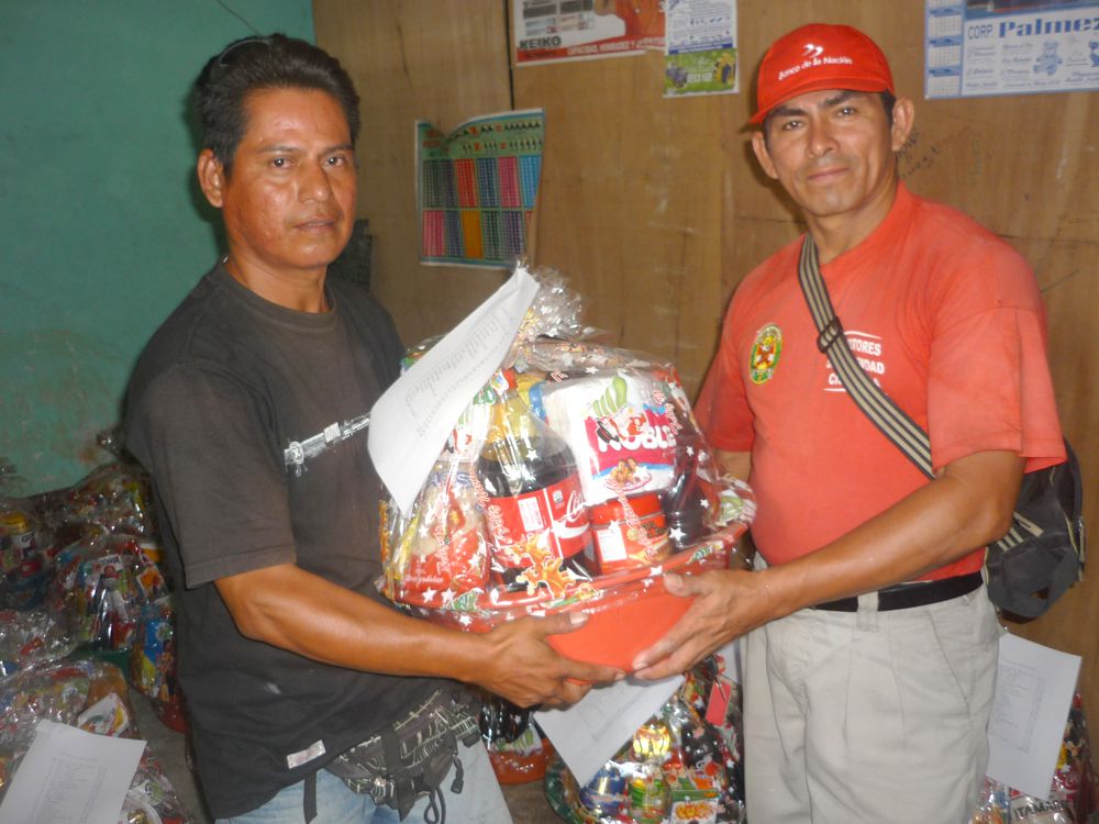 Edwin García, presidente de la Asociación de Motocarristas del Mercado de Productores, junto a Línder Lozano, entregaron canastas a los asociados.