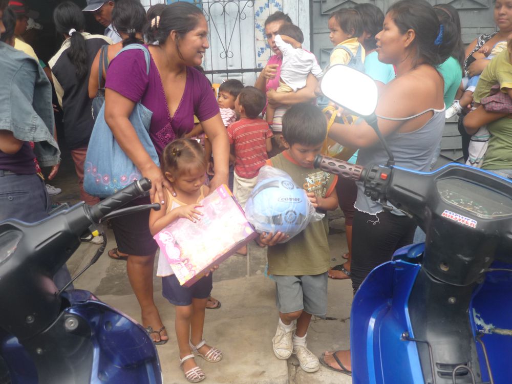 Niños muy humildes acompañados de sus padres llegaron hasta el local de la CGTP a recoger un regalo por Navidad.