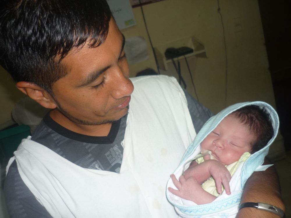 El pequeño Lucas en brazos de su padre José Alarcón, recordando a su querida Melisa.