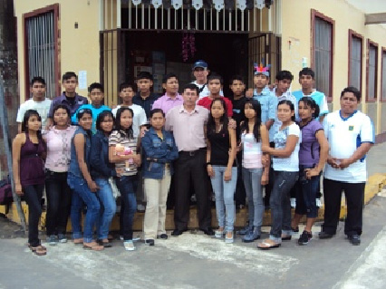 Prof. Victor Santillán Acosta, director de la UGEL Nauta flanqueado por los alumnos y tutores antes de su partida a la capital de la República.