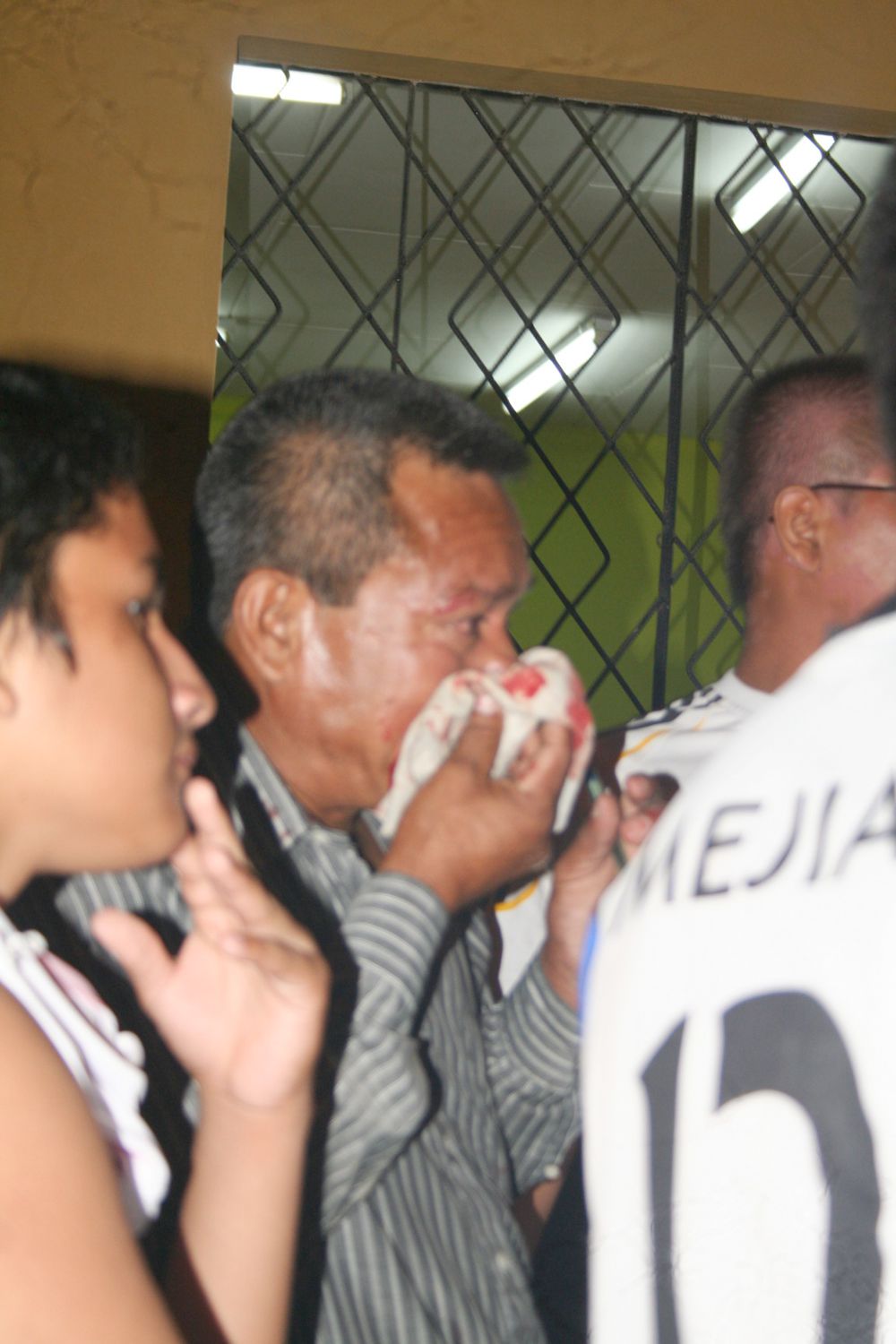 Accidentado se limpia restos de sangre que tenía en el rostro