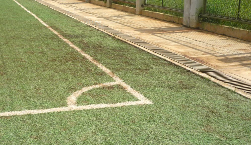 Cancha de gras se viene deteriorando debido a la inundación constante que soporta.